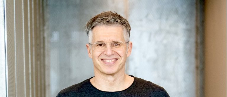 Dr. Bernhard Rohleder, Hauptgeschäftsführer des Bitkom, in einem Bürogebäude