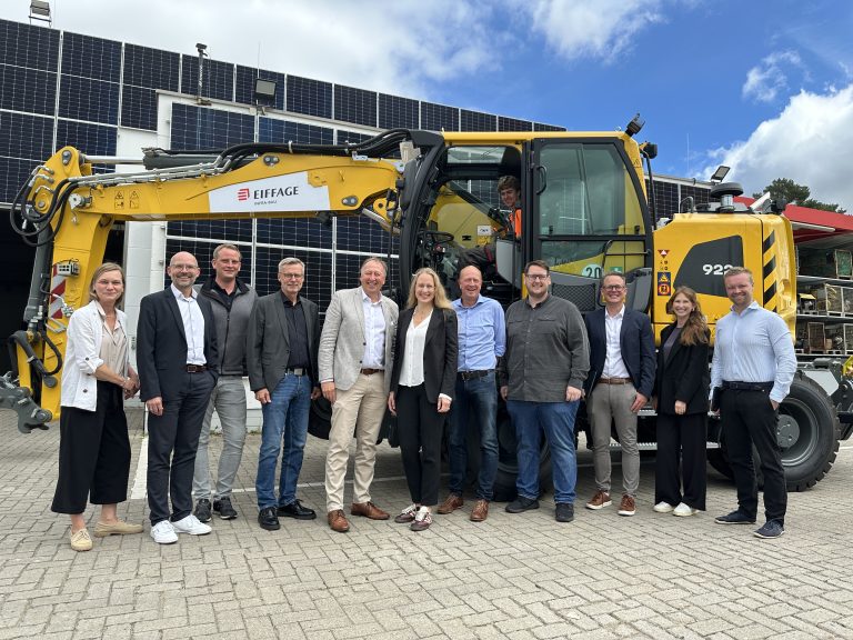 Gruppenbild der Teilnehmenden beim Besuch von Eiffage Infra-Nordwest in Wallenhorst