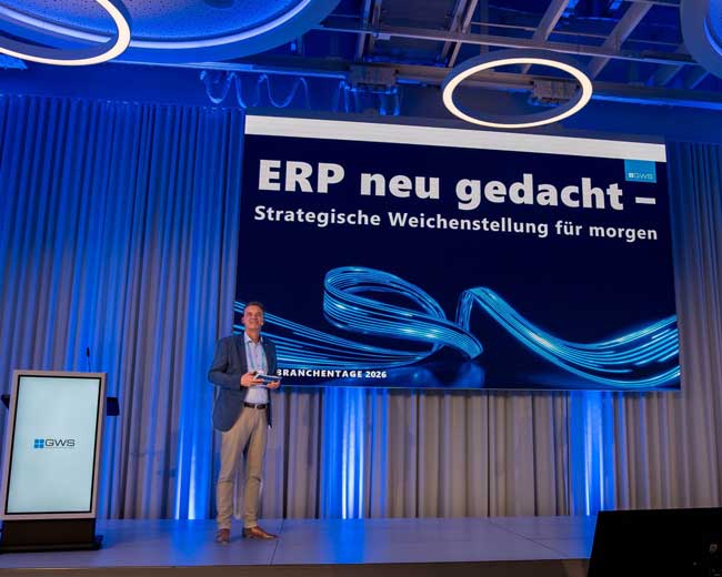 GWS-Geschäftsführer Udo Lorenz steht auf der Bühne der GWS-Branchentage 2026 vor einer Präsentationsfolie zu ERP.