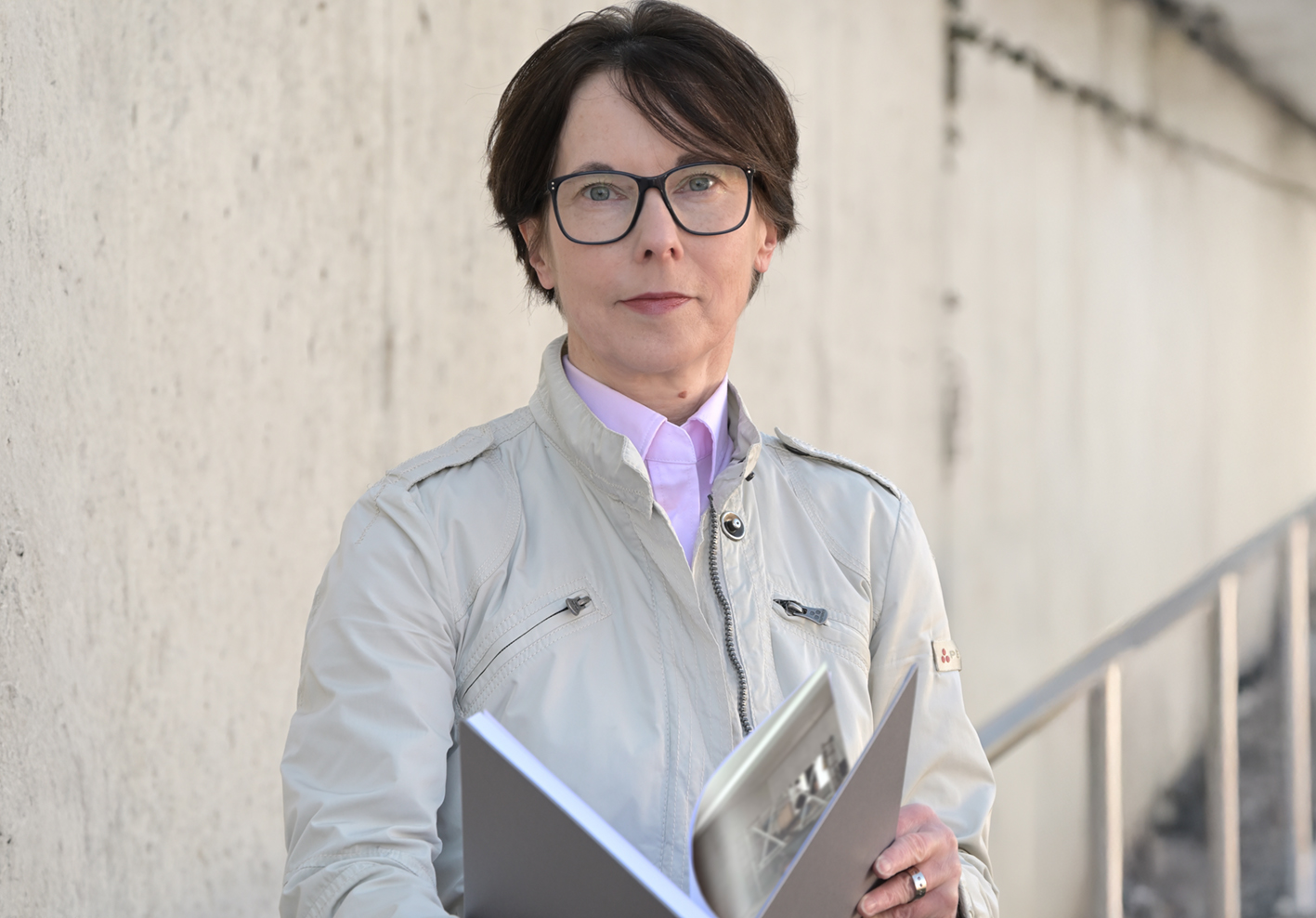 Katja Kaufmann von MaKoTé hält ein aufgeschlagenes Hausbuch in der Hand