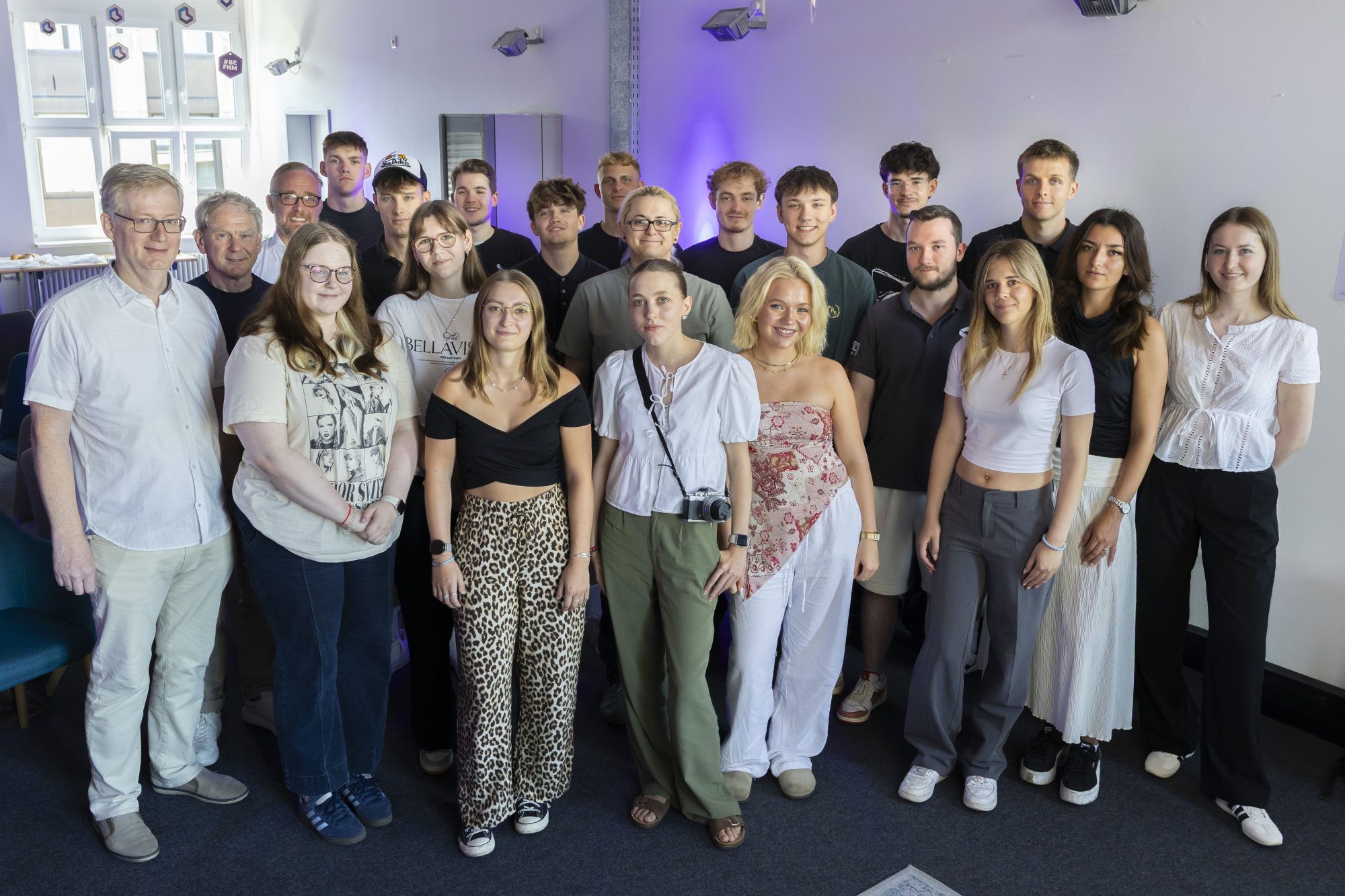Studiengruppe von Marketing Minds gemeinsam mit Speakern und Professoren