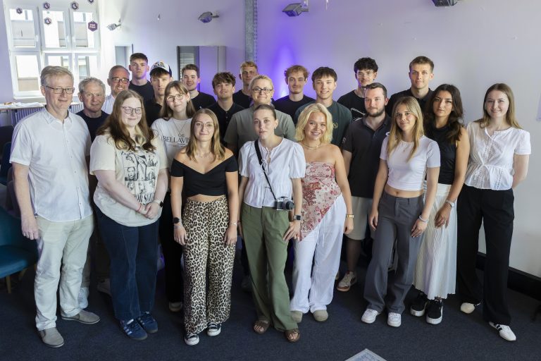 Studiengruppe von Marketing Minds gemeinsam mit Speakern und Professoren