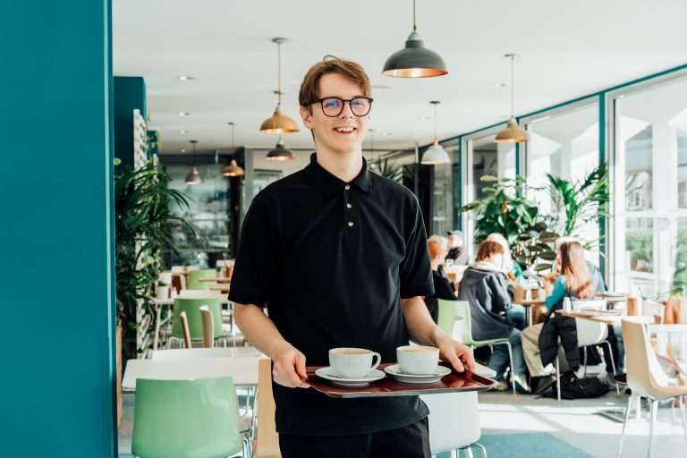 Studierende bessern in den Semesterferien ihr Einkommen auf.