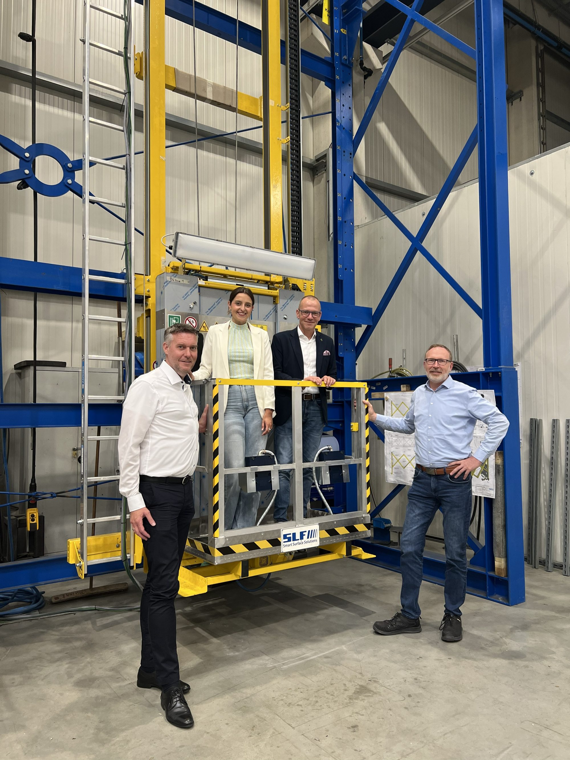 Christian Gaidies, Stefanie Westers, Bürgermeister Oliver Kellner und Michael Bahlinghorst in der Produktionshalle von SLF Oberflächentechnik in Emsdetten