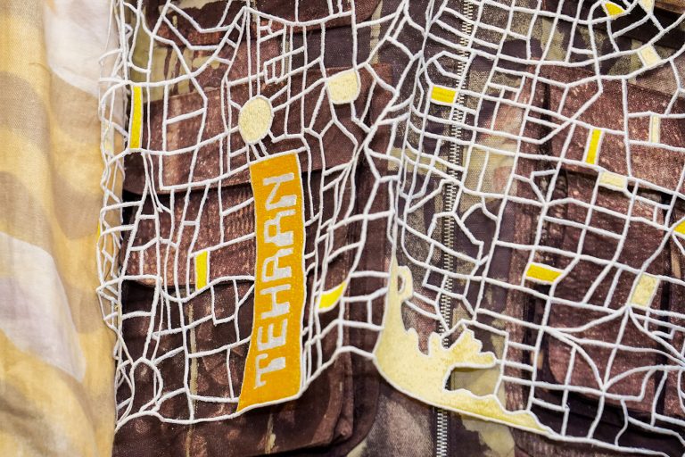 Kunstvolle Jacke mit Stadtkarte