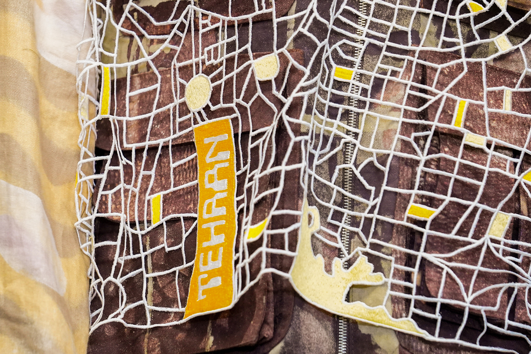 Kunstvolle Jacke mit Stadtkarte