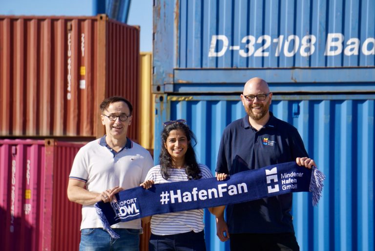 Karsten Martin-Borrego, Schahina Gambir und Sebastian Jezek bei der Überreichung eines Schals der Initiative #HafenFan
