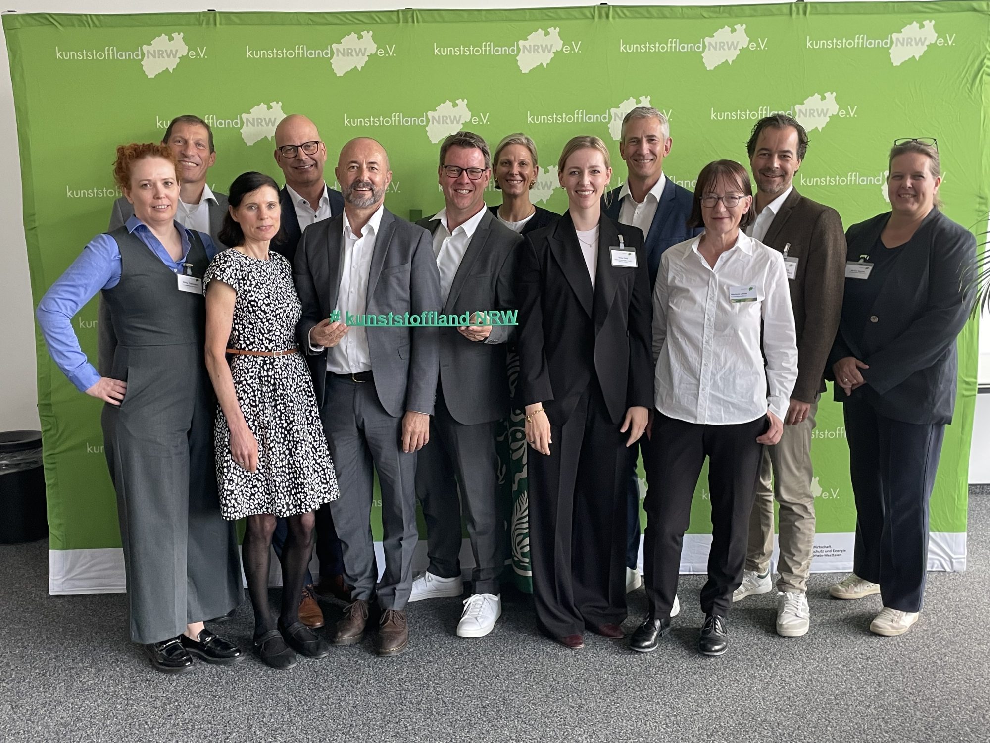 Der aktuelle Vorstand von kunststoffland NRW mit der bisherigen Vorsitzenden und dem Team des Verbands.