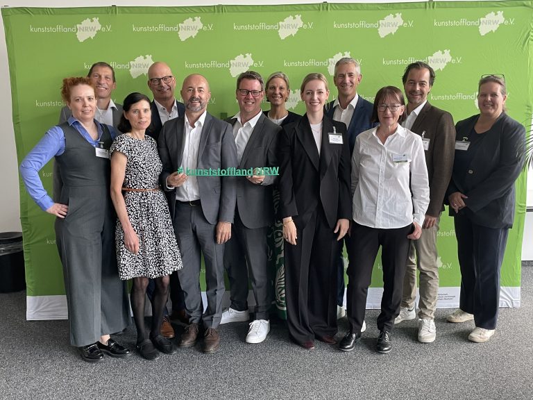 Der aktuelle Vorstand von kunststoffland NRW mit der bisherigen Vorsitzenden und dem Team des Verbands.