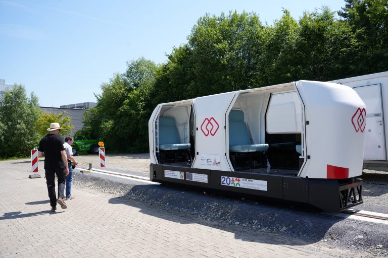 MONOCAB „Thusnelda“ bei einer Testfahrt auf der Testschiene am Innovation Campus Lemgo