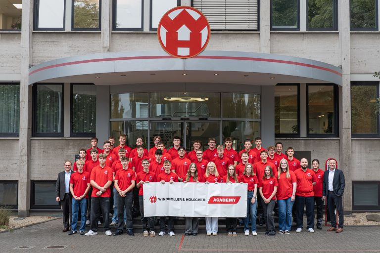 39 neue Auszubildende und dual Studierende von Windmöller & Hölscher mit Dr. Falco Paepenmüller und Olaf Heymann-Riedel.
