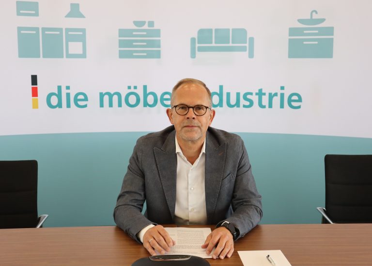 Verbandsgeschäftsführer Jan Kurth berichtete in Köln über die Geschäftsentwicklung der deutschen Möbelindustrie im ersten Halbjahr 2026.