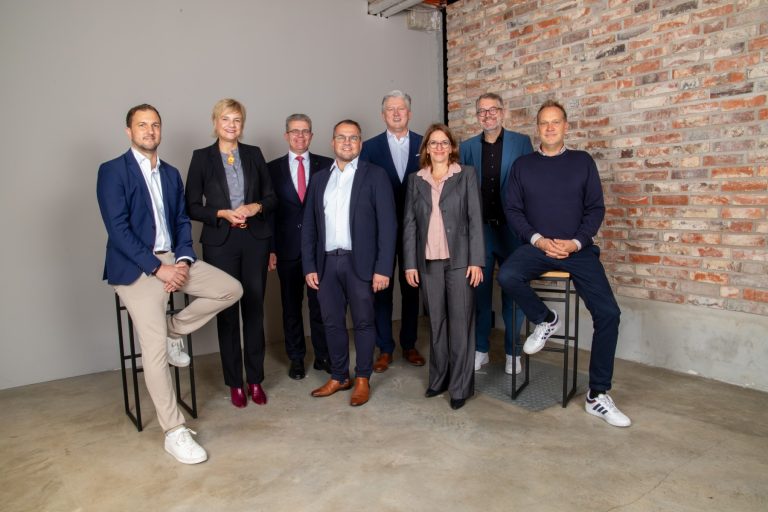 Vertreterinnen und Vertreter der OWL-Partner beim Pressetermin zur EXPO REAL 2026