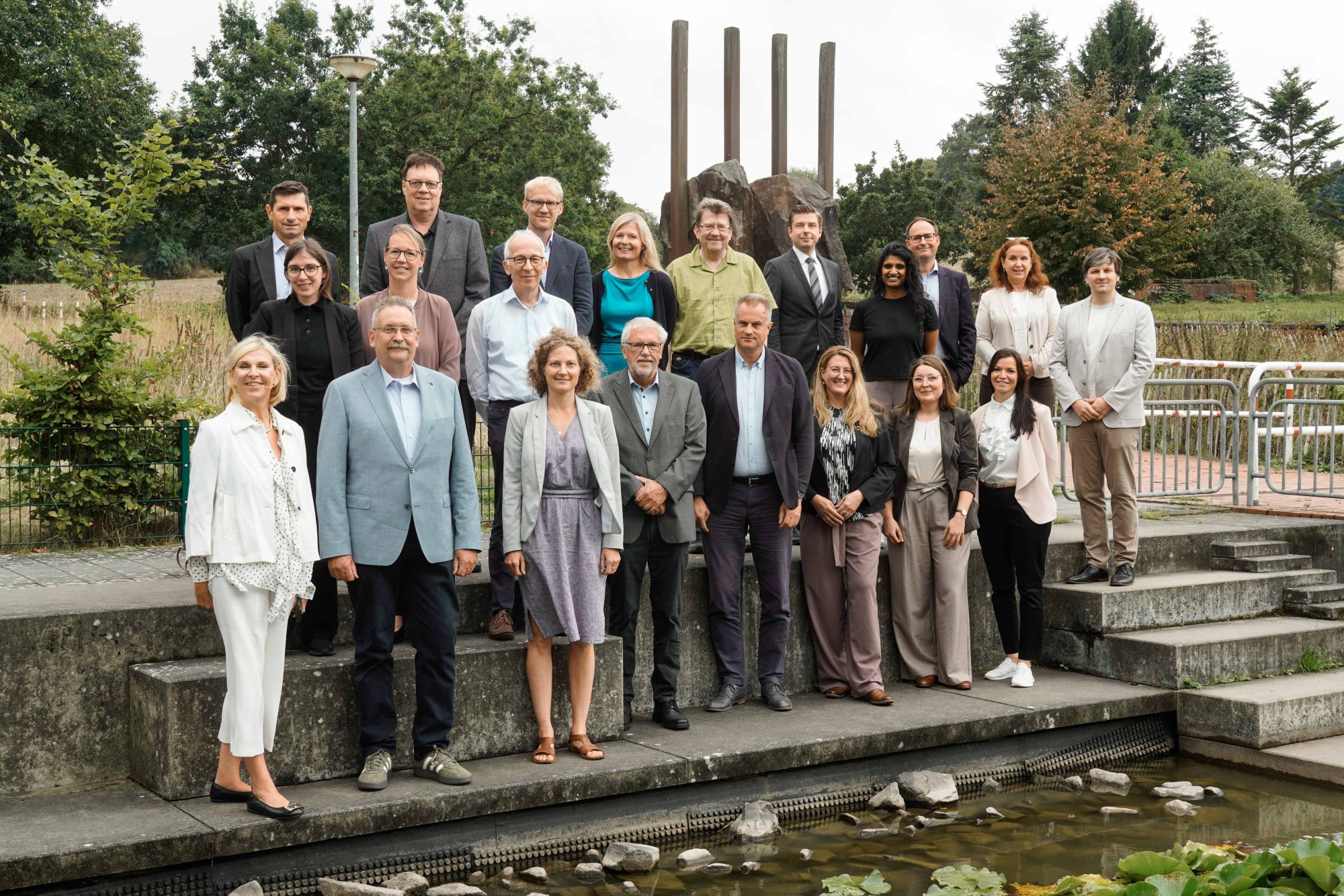 Präsidium und Dekan*innen der Hochschule Osnabrück mit neuen Professor*innen und verabschiedeten Kolleg*innen.