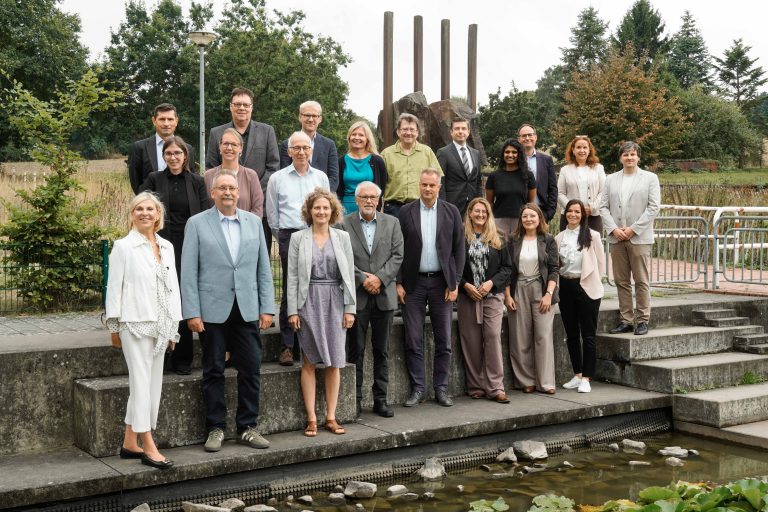 Präsidium und Dekan*innen der Hochschule Osnabrück mit neuen Professor*innen und verabschiedeten Kolleg*innen.