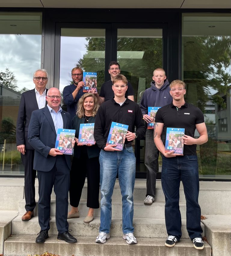 Volker Steinbach, Martin Raithel, Mario Westerholt, Annette Lehmköster, Kai Schwabe, Luca Botschinski (KEB), Nico Vieregge und Tom Hanske (Phoenix Contact) bei der Übergabe des Ausbildungsatlas.