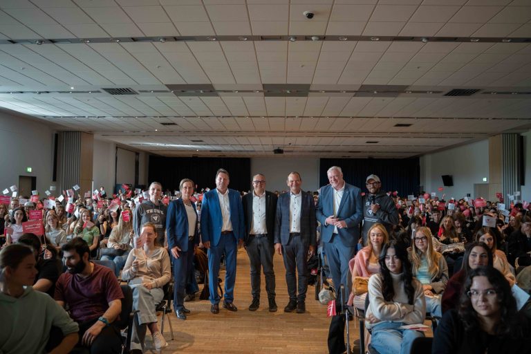 Neue Studierende und Hochschulvertreter bei der TH-OWL-Erstsemesterbegrüßung in der Phoenix Contact Arena in Lemgo