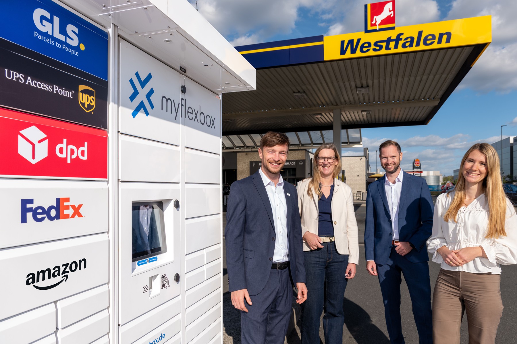 Vertreter von Westfalen und myflexbox vor einer Paketstation an der Westfalen-Tankstelle in Gelsenkirchen