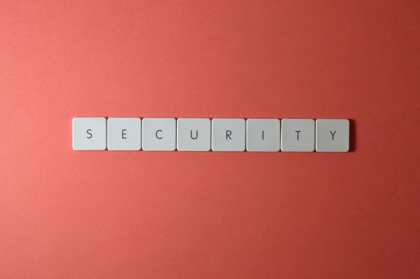 Tastaturtasten bilden das Wort SECURITY auf rotem Hintergrund.
