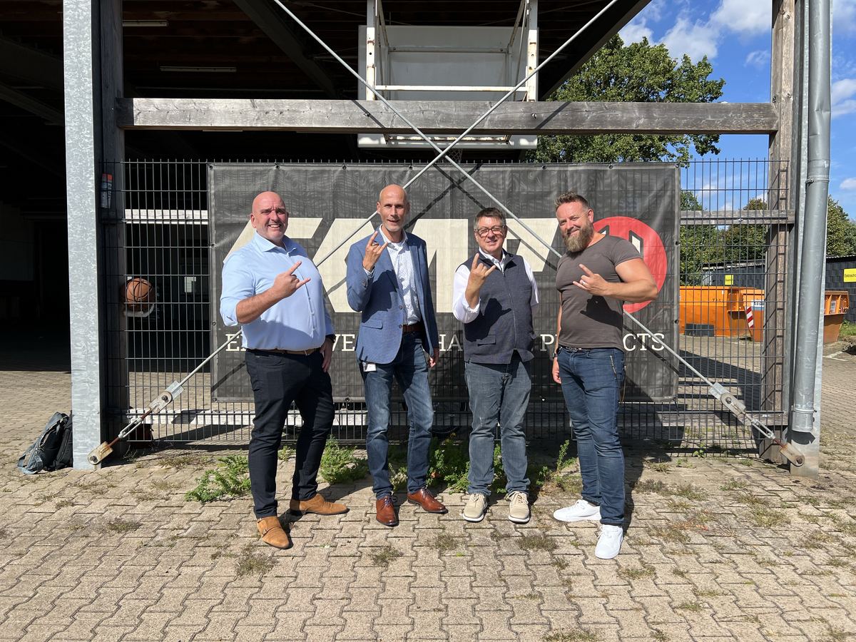 Vier Vertreter von Bleckmann, whynow und EMP vor dem EMP-Standort in Lingen