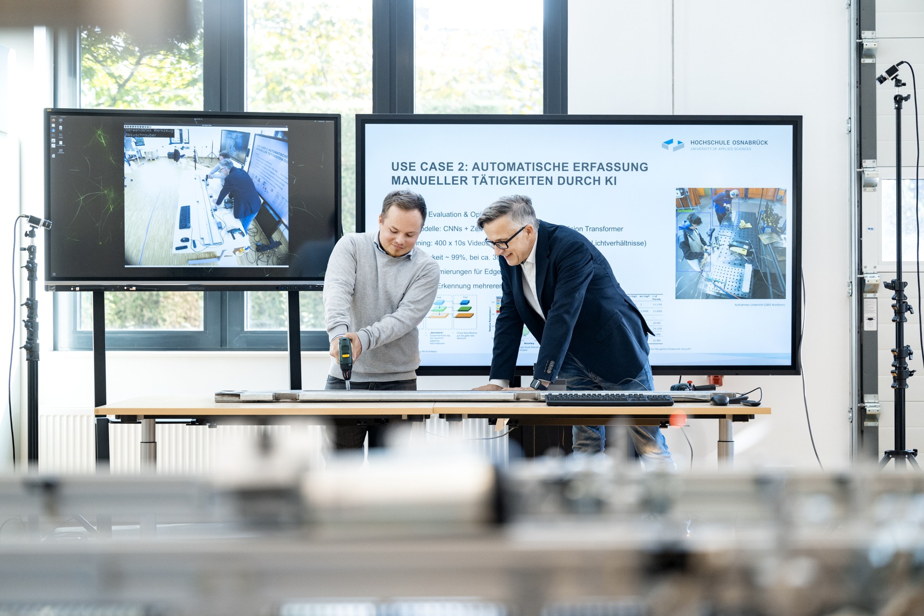 Zwei Personen erproben die KI-gestützte Erfassung manueller Tätigkeiten an einem Arbeitsplatz