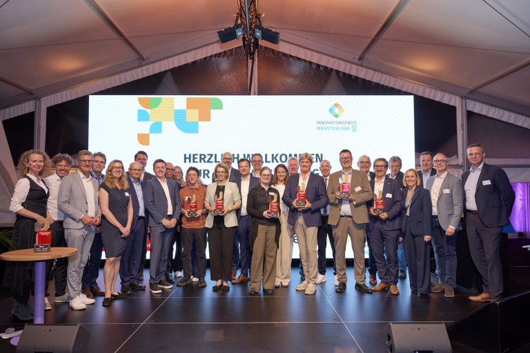 Preisträgerinnen und Preisträger des Innovationspreises Münsterland mit Gästen auf der Bühne