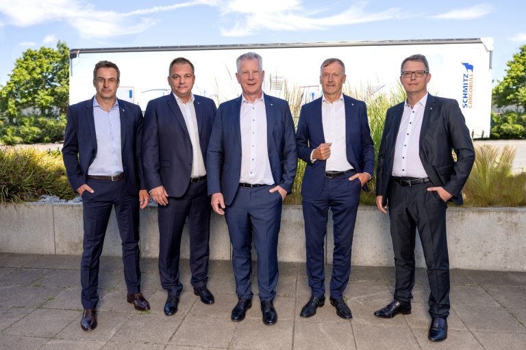 Fünf Mitglieder des Vorstands von Schmitz Cargobull vor einem Trailer