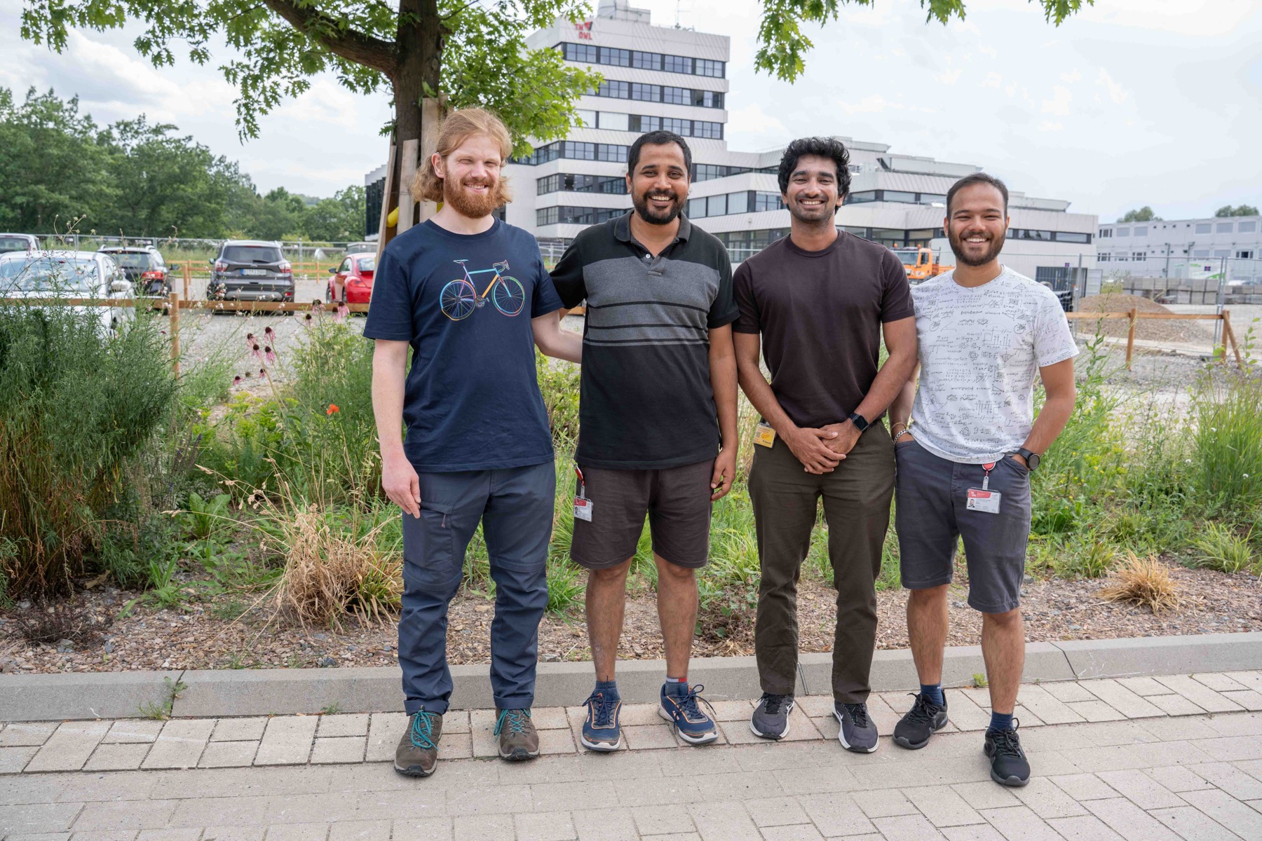 Vier Teilnehmer des deutsch-indischen Energieprojekts auf dem Campus der TH OWL