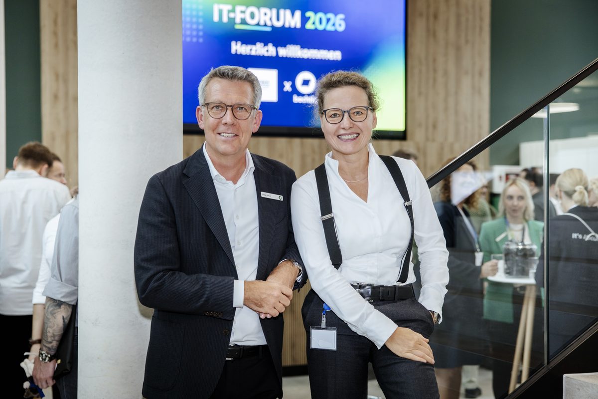 Holger Meyer und Birgit Merschmann vor einer Anzeige zum IT-Forum 2026.