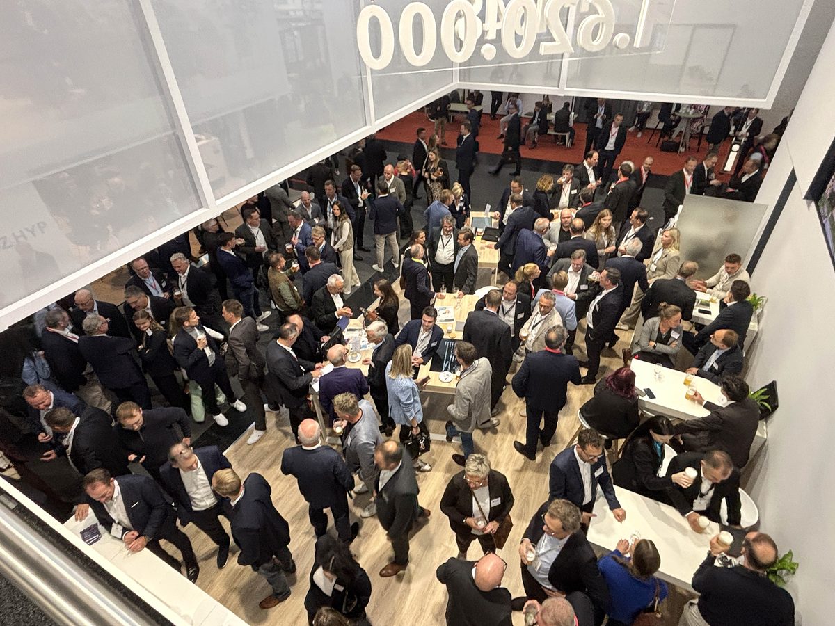Blick auf den belebten Gemeinschaftsstand MÜNSTER|LAND bei der EXPO REAL 2025.