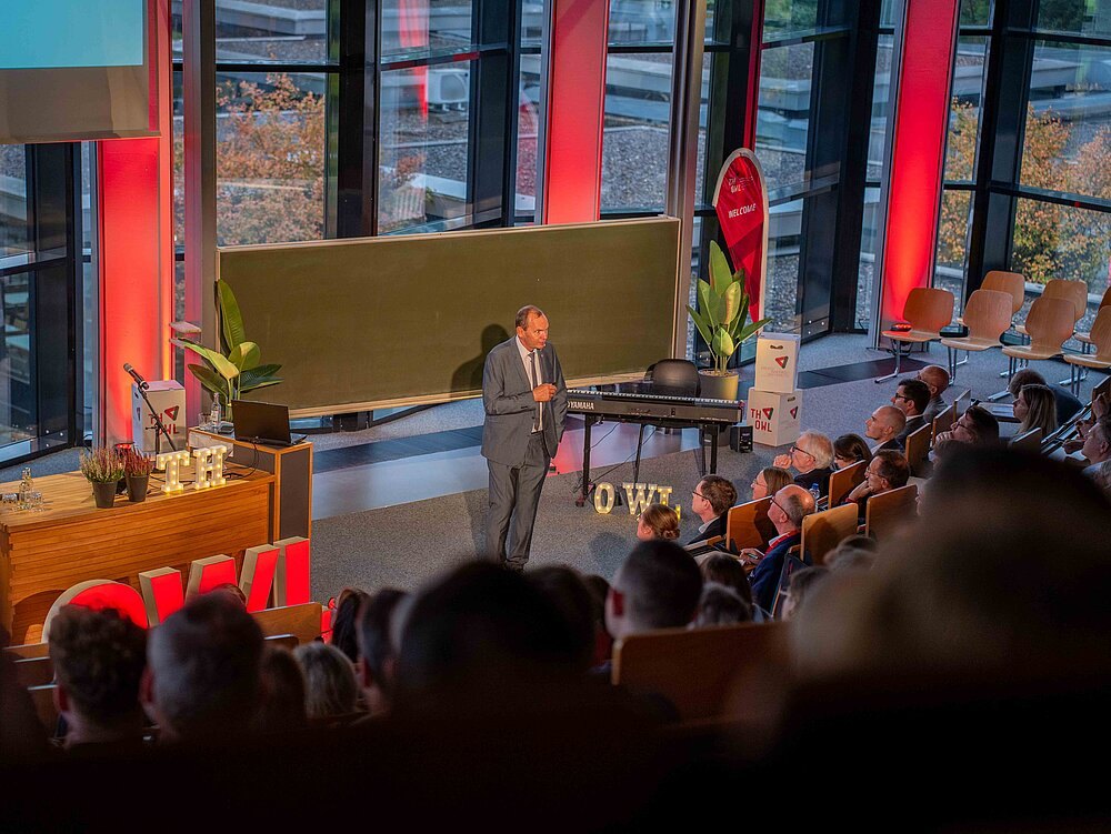 TH-OWL-Präsident Jürgen Krahl spricht beim Jahresempfang im Auditorium maximum in Lemgo.