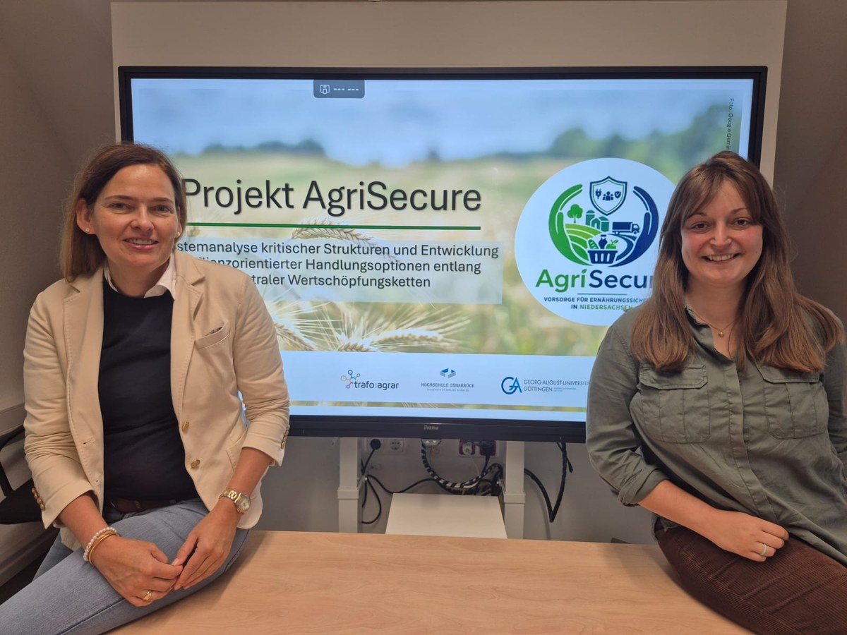 Stephanie Krieger-Güss und Marie-Theres Wachter vor einer AgriSecure-Präsentation