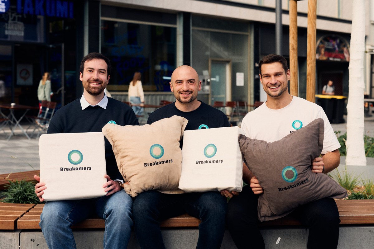 Drei Mitglieder des Teams Breakomers mit Schaumstoffkissen vor dem Pioneers-Gebäude