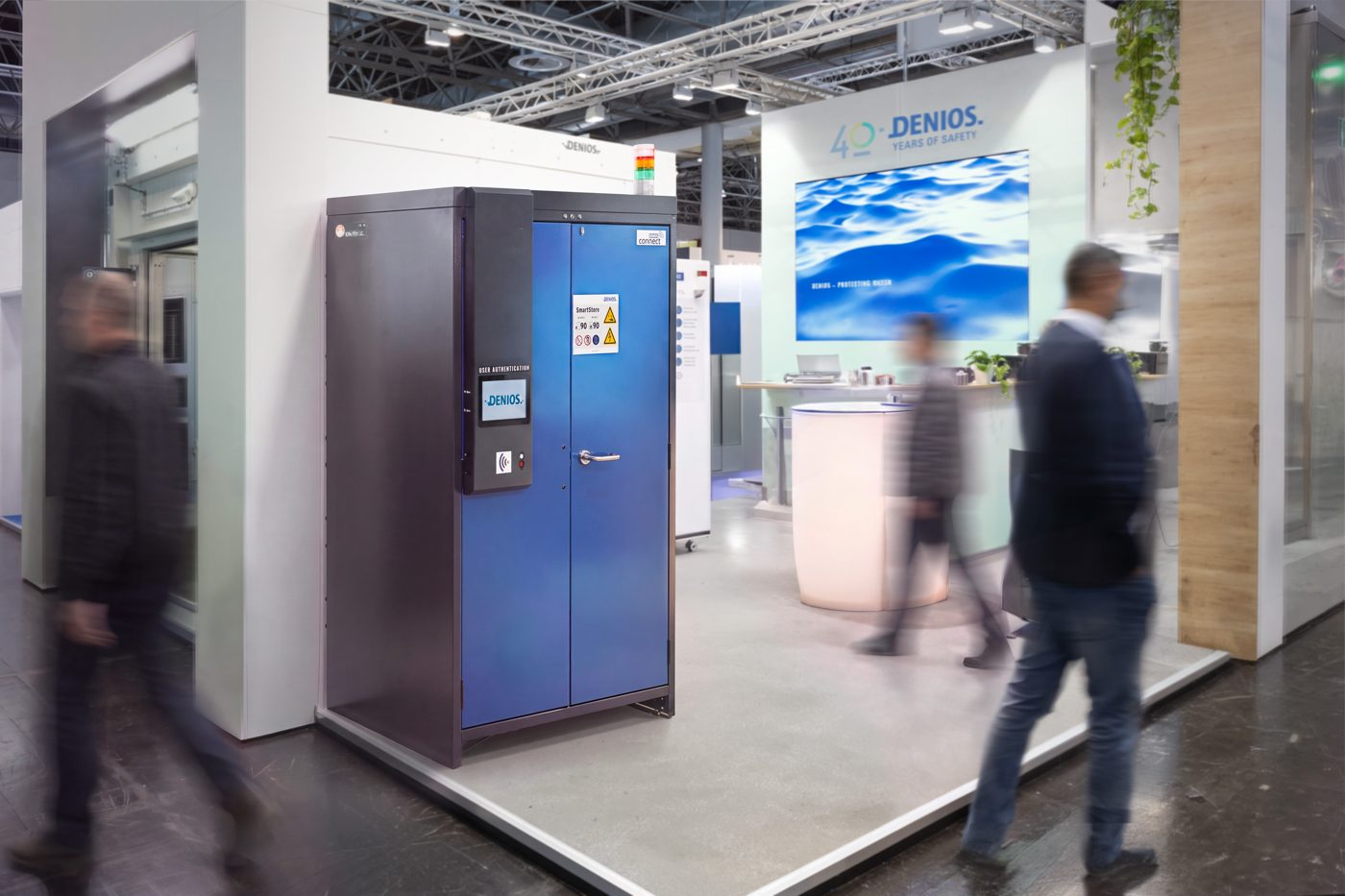 KI-bearbeitetes Unternehmensmotiv eines digital vernetzten Gefahrstofflagers am DENIOS-Messestand.