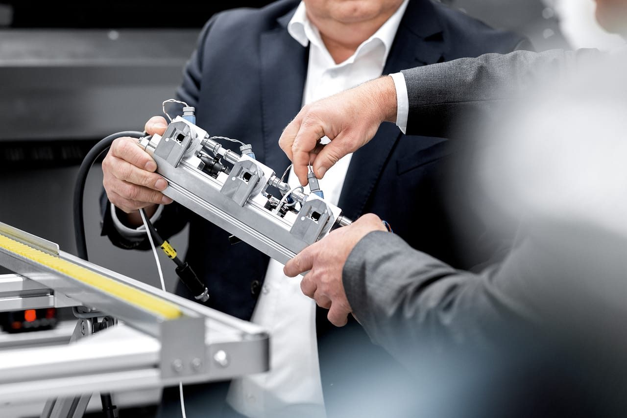 Demonstration eines geöffneten technotrans-Sprühmoduls mit mehreren Ventilen.