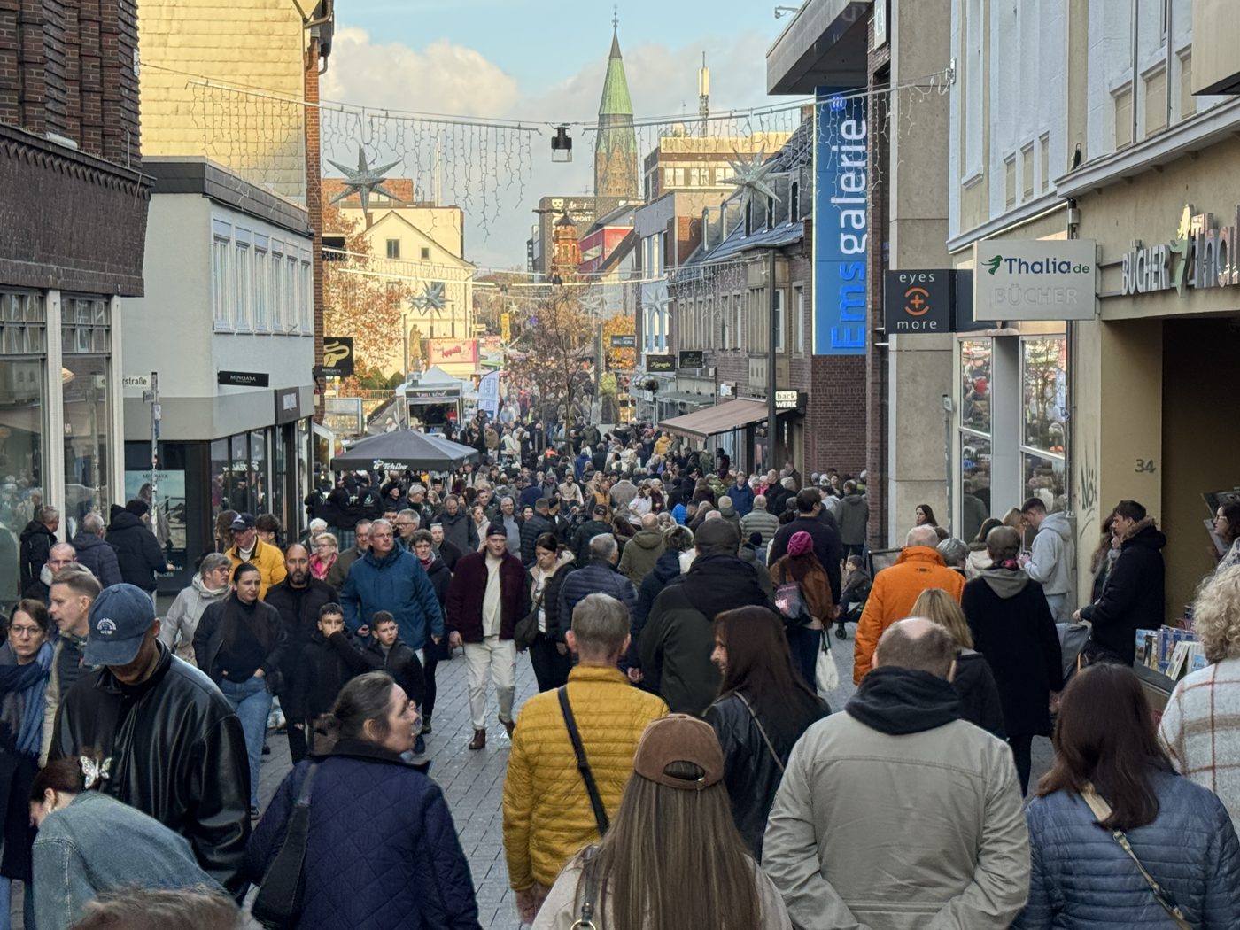 Archivaufnahme: Besucher in der Rheiner Innenstadt mit Emsgalerie