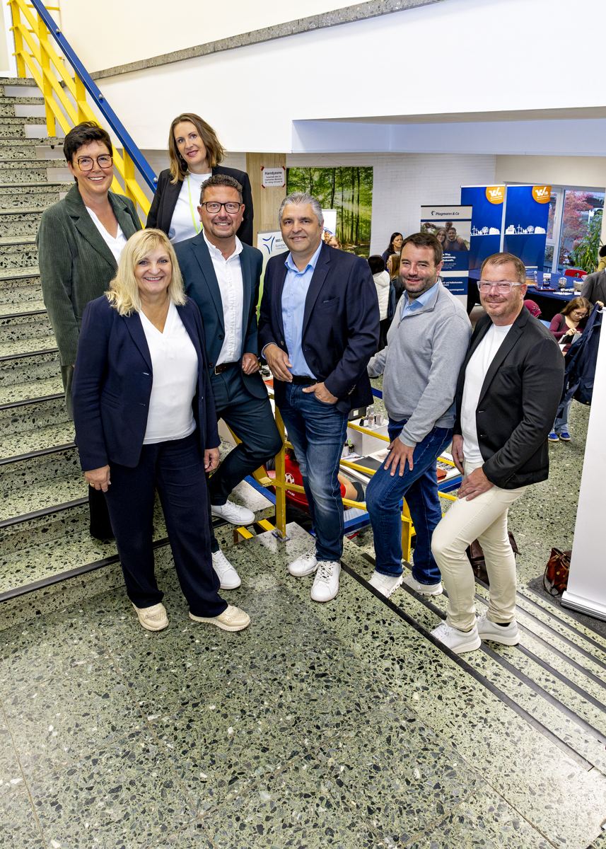 Vertreterinnen und Vertreter von Kommunen, Schule und Maßarbeit bei der Ausbildungsmesse in Hasbergen.