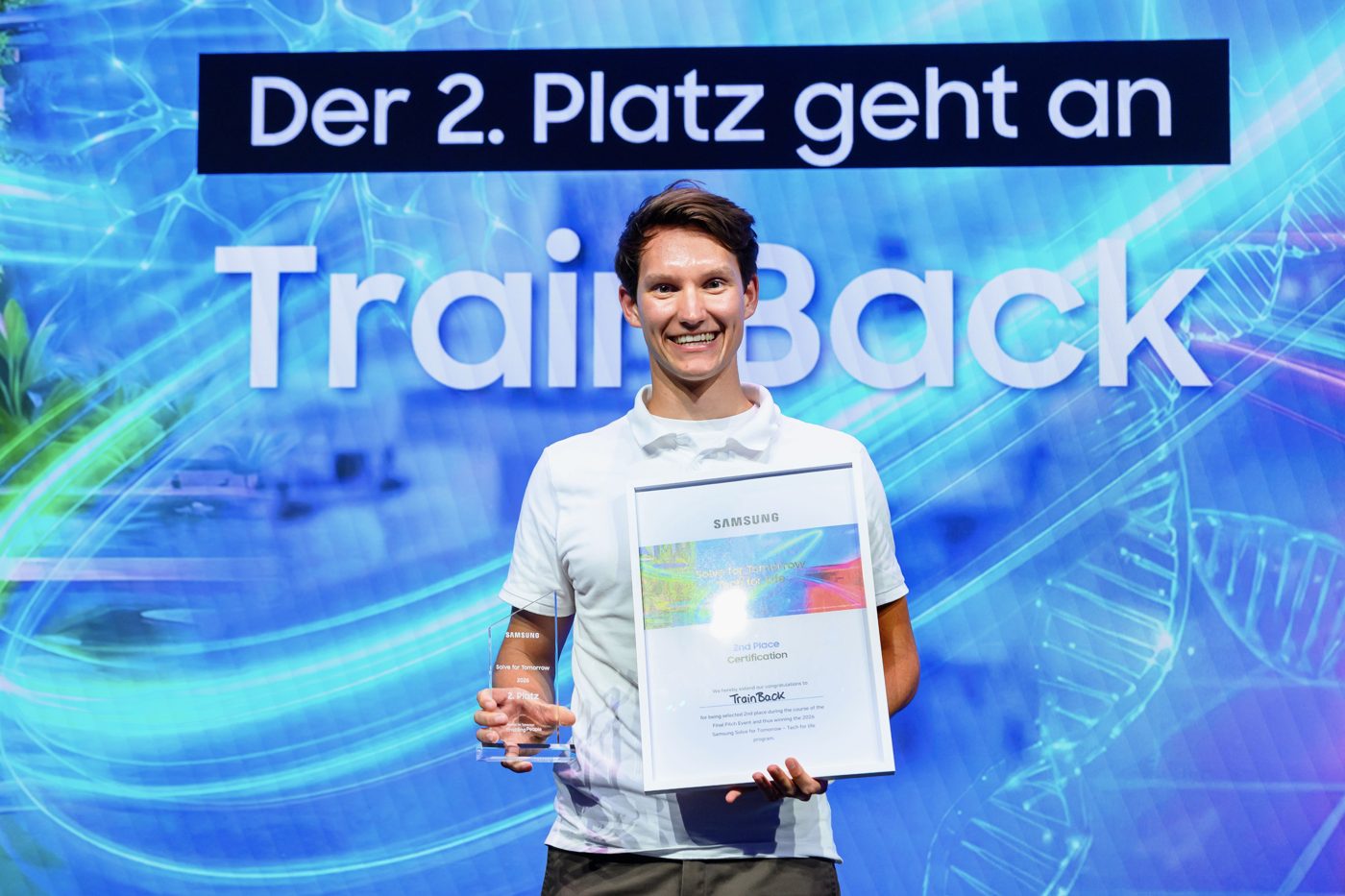Henry Sievers mit Urkunde und Preis für den zweiten Platz beim Samsung-Wettbewerb.