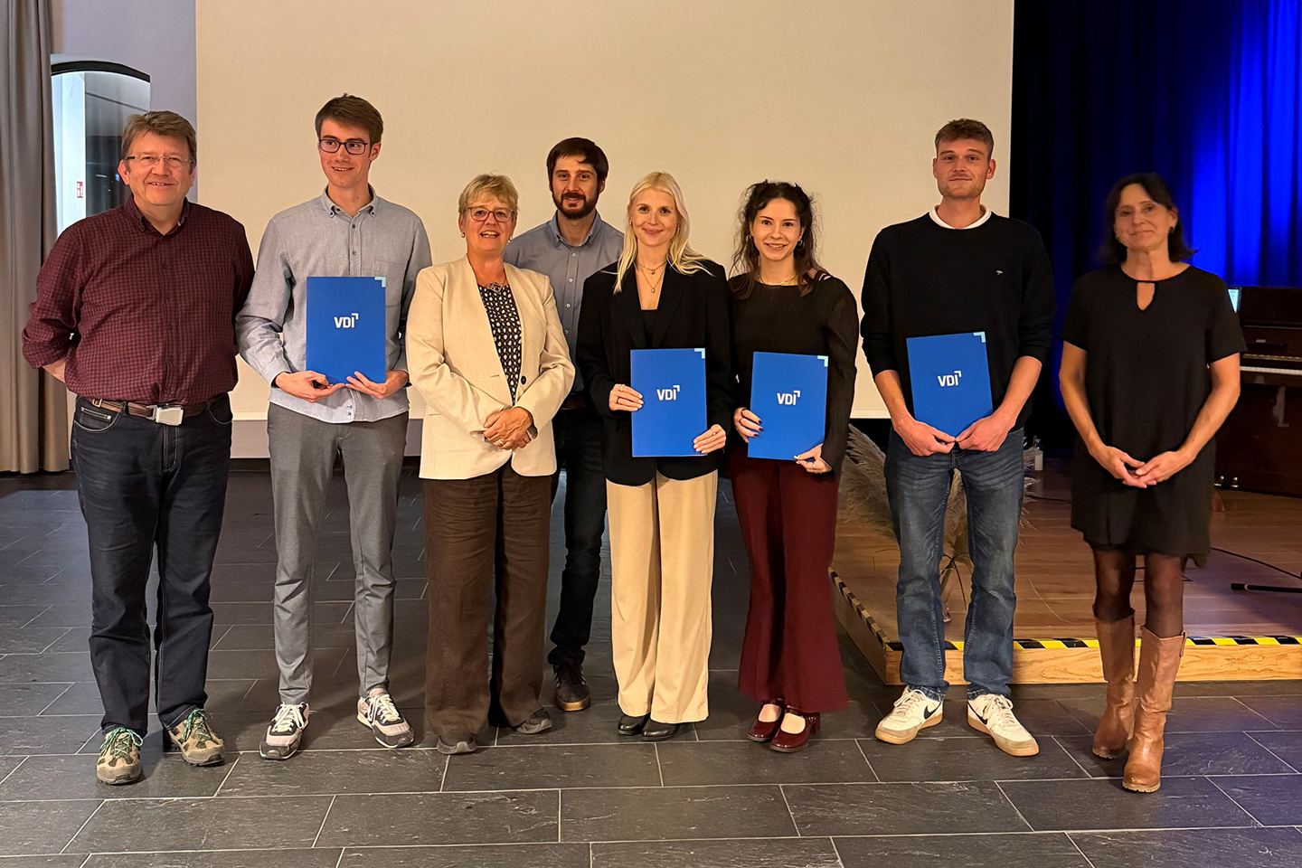 Ausgezeichnete Bachelorabsolventinnen und -absolventen mit Betreuenden bei der VDI-Preisverleihung in Osnabrück.